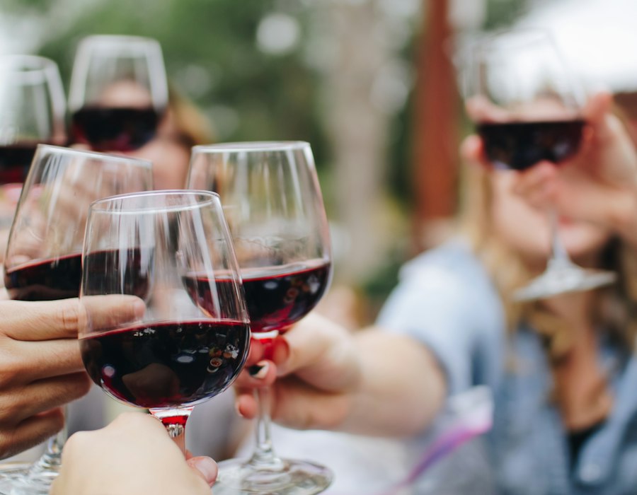 Taça de vinho branco em uma mesa rústica