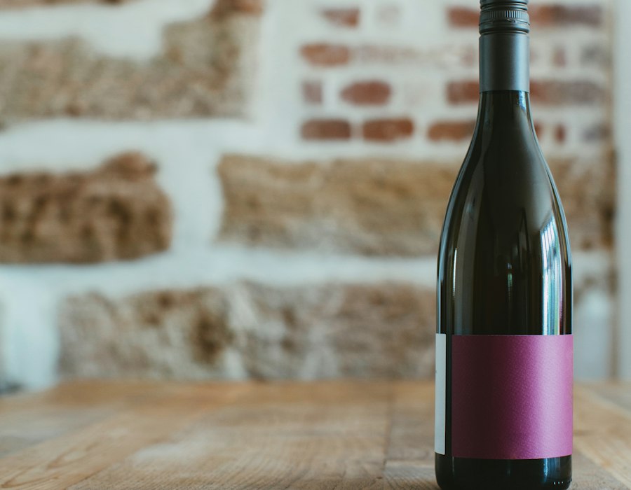 Garrafa de vinho tinto em uma mesa de madeira